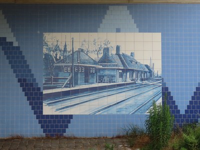 915110 Afbeelding van een tegelmozaïek met een afbeelding van het oude station van Vleuten, onder het spoorwegviaduct ...